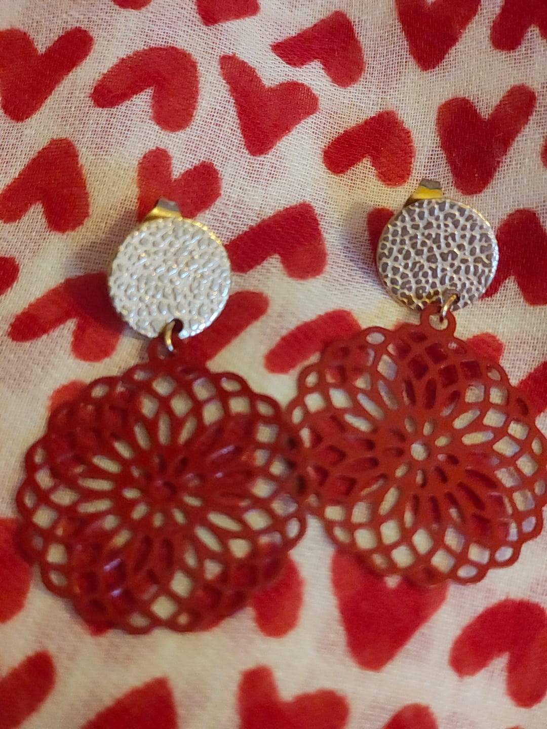 Customer photo review of Ohrring Daisy rot glänzend