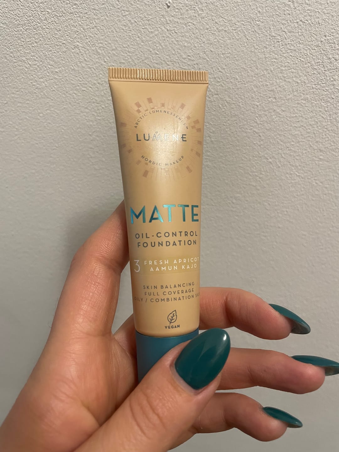Customer photo review of Веган Матиращ фон дьо тен Lumene Matte Oil-control Foundation