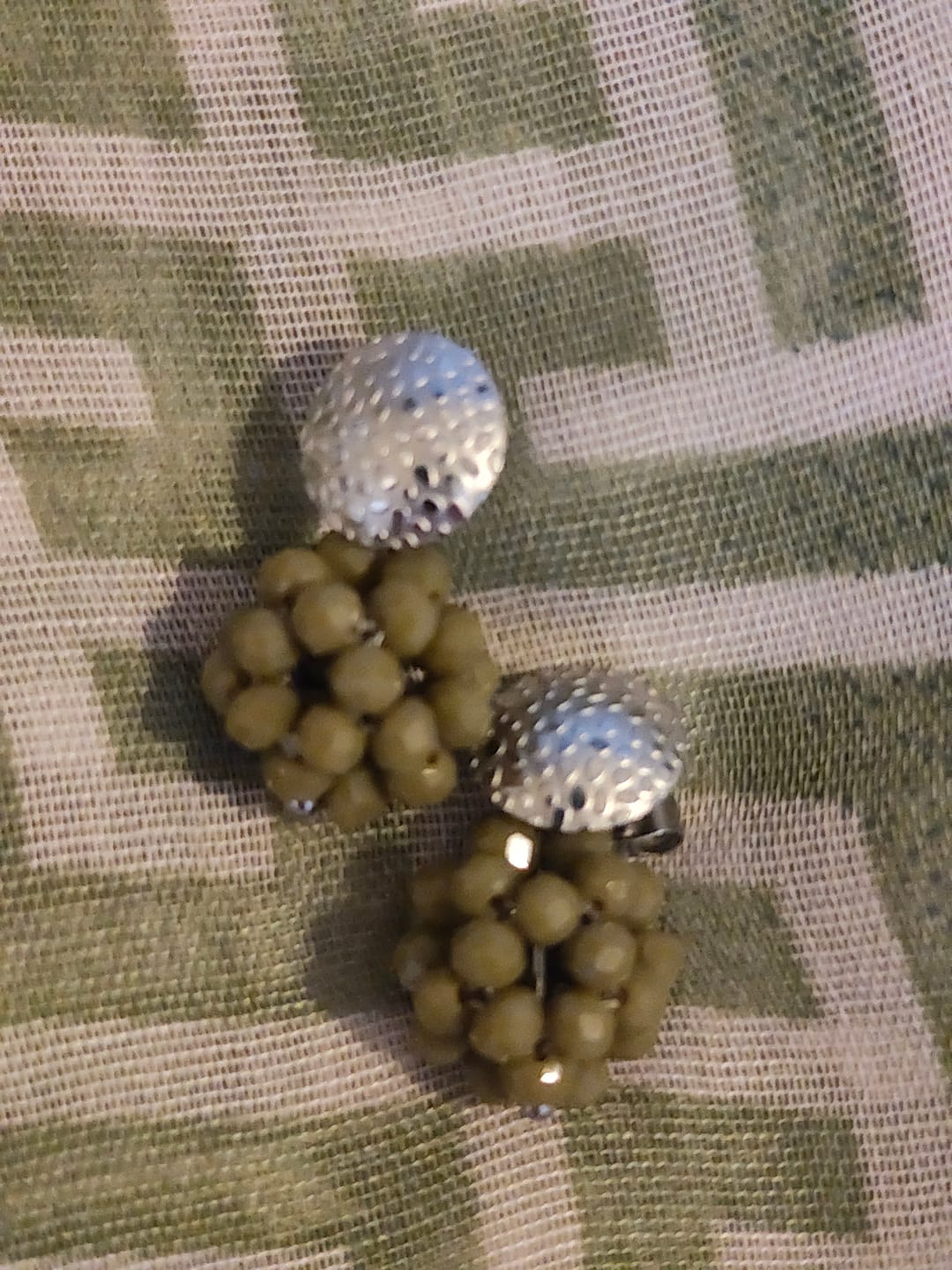 Customer photo review of Ohrring Luisa olive grün