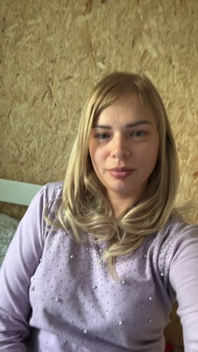 Customer photo review of Soft Blonde 'Old Money' Remy Human Hair Invisible Wire Extension