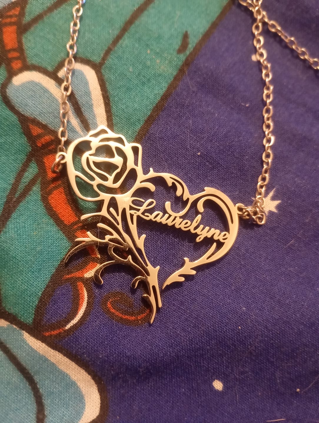 Customer photo review of Collier Cœur avec Rose Personnalisé – Gravure Prénom