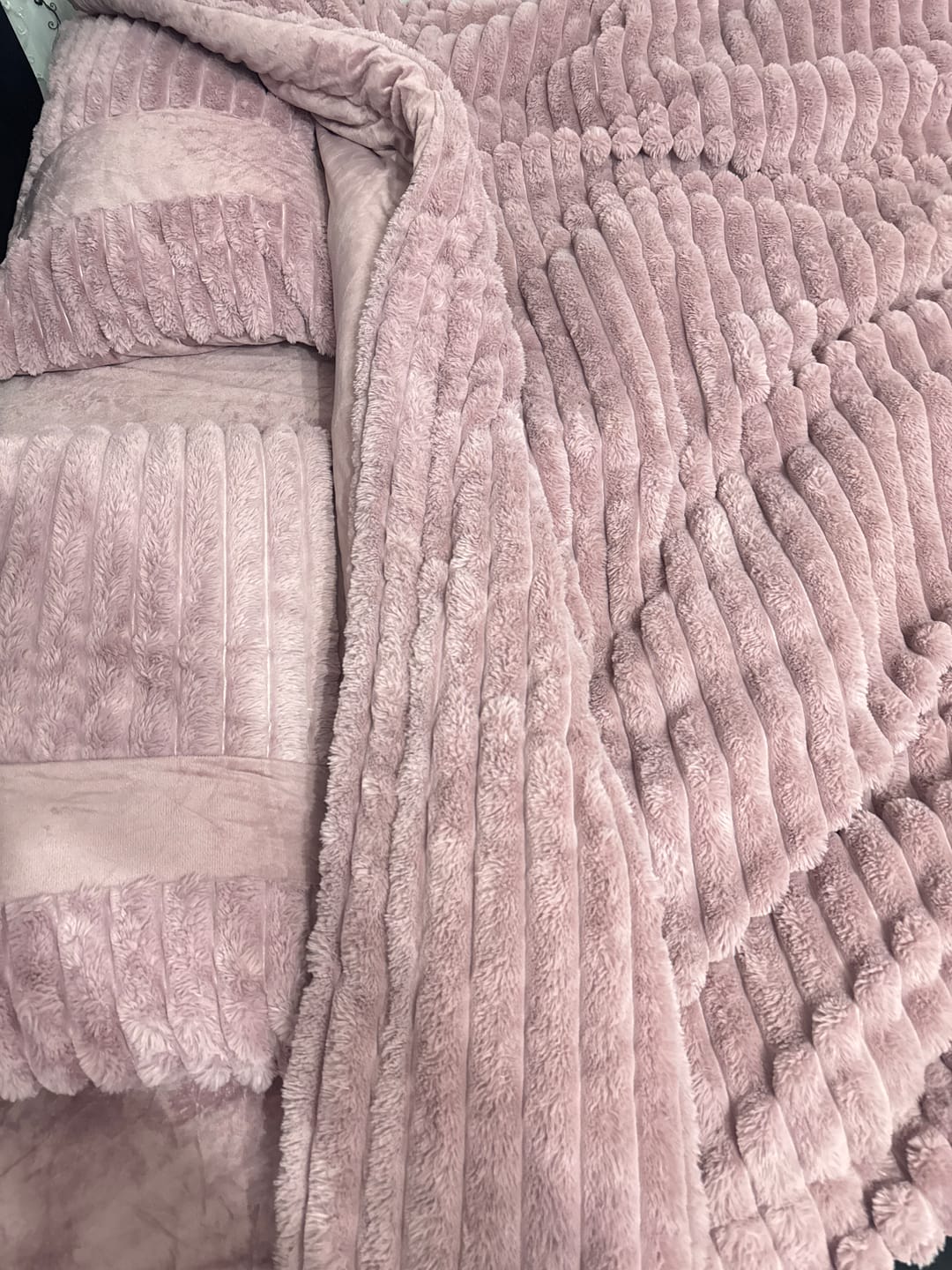 Customer photo review of Lenjerie Pat cu Pilota Inclusa, Blanita Iepure Artificiala, Cearceaf de Pat Cu Elastic, 6 Piese, Roz-C9806