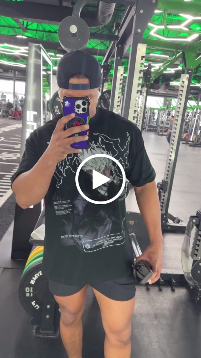 Customer video review of Dandadan oversize tee