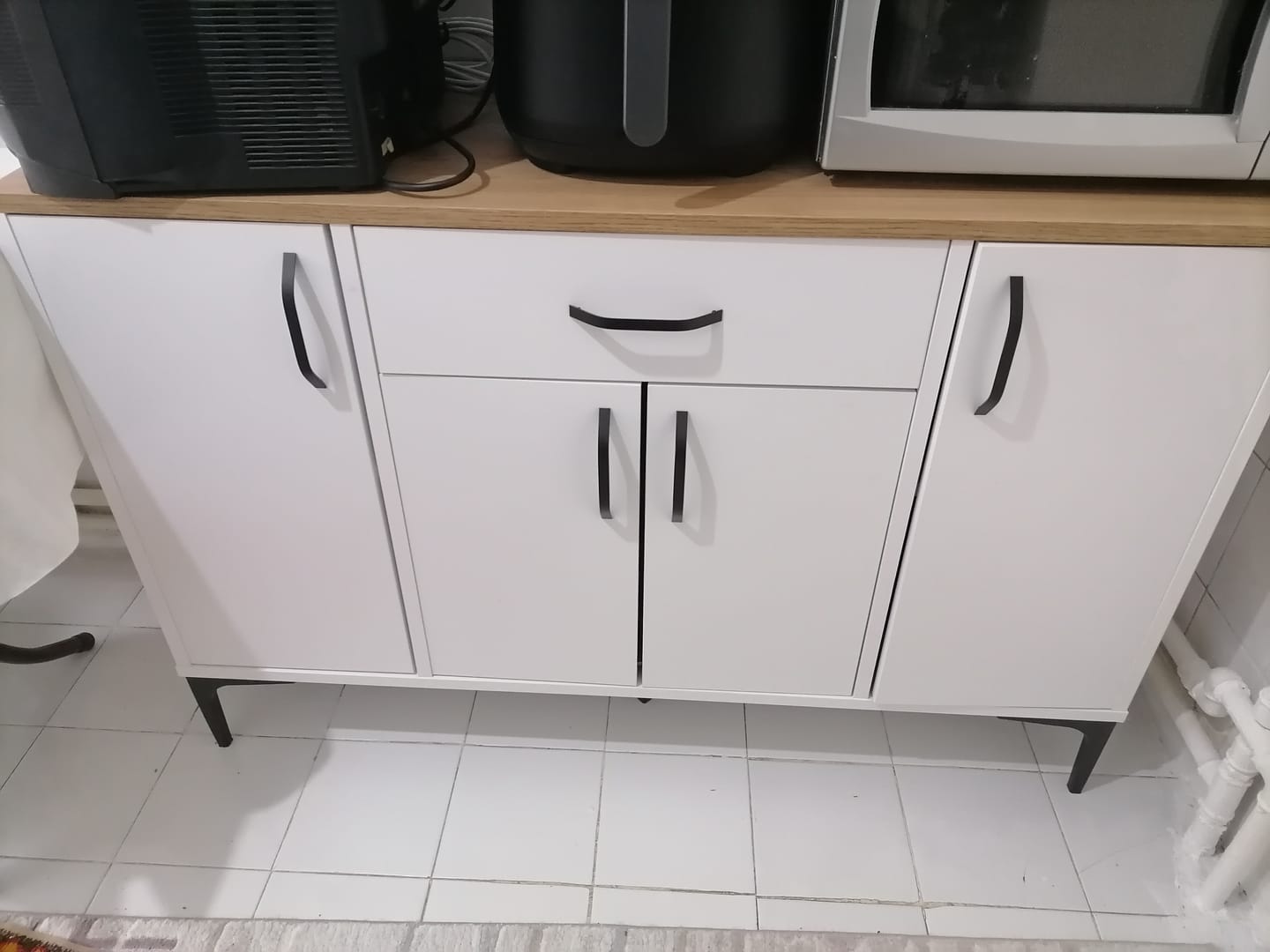 Customer photo review of Rani JE136 Kahve Köşesi Çok Amaçlı Dolap 4 Kapaklı 1 Çekmeceli Kiler Mutfak Dolabı Beyaz - Sepet Ceviz