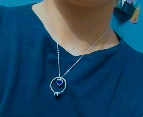 Customer photo review of Collar punto de luz corazón azul