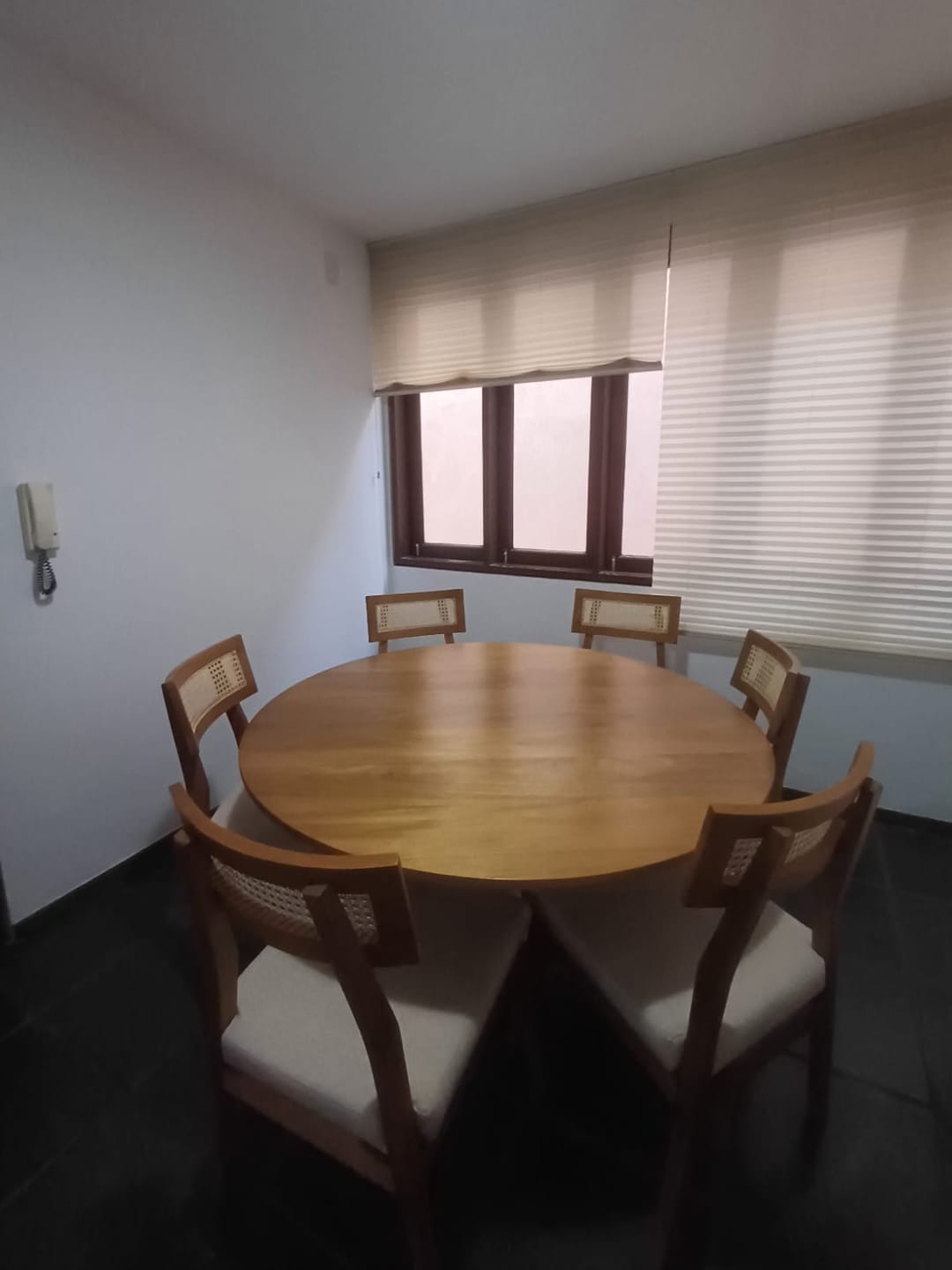 Customer photo review of Conjunto Mesa De Jantar Maciça Praia Do forte + Cadeiras Corumbau Assento Estofado E Encosto Em Palhinha