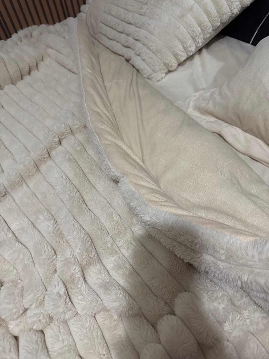 Customer photo review of Lenjerie Pat cu Pilota Inclusa, Blanita Iepure Artificiala, Cearceaf de Pat Cu Elastic, 6 Piese, Crem-C9799