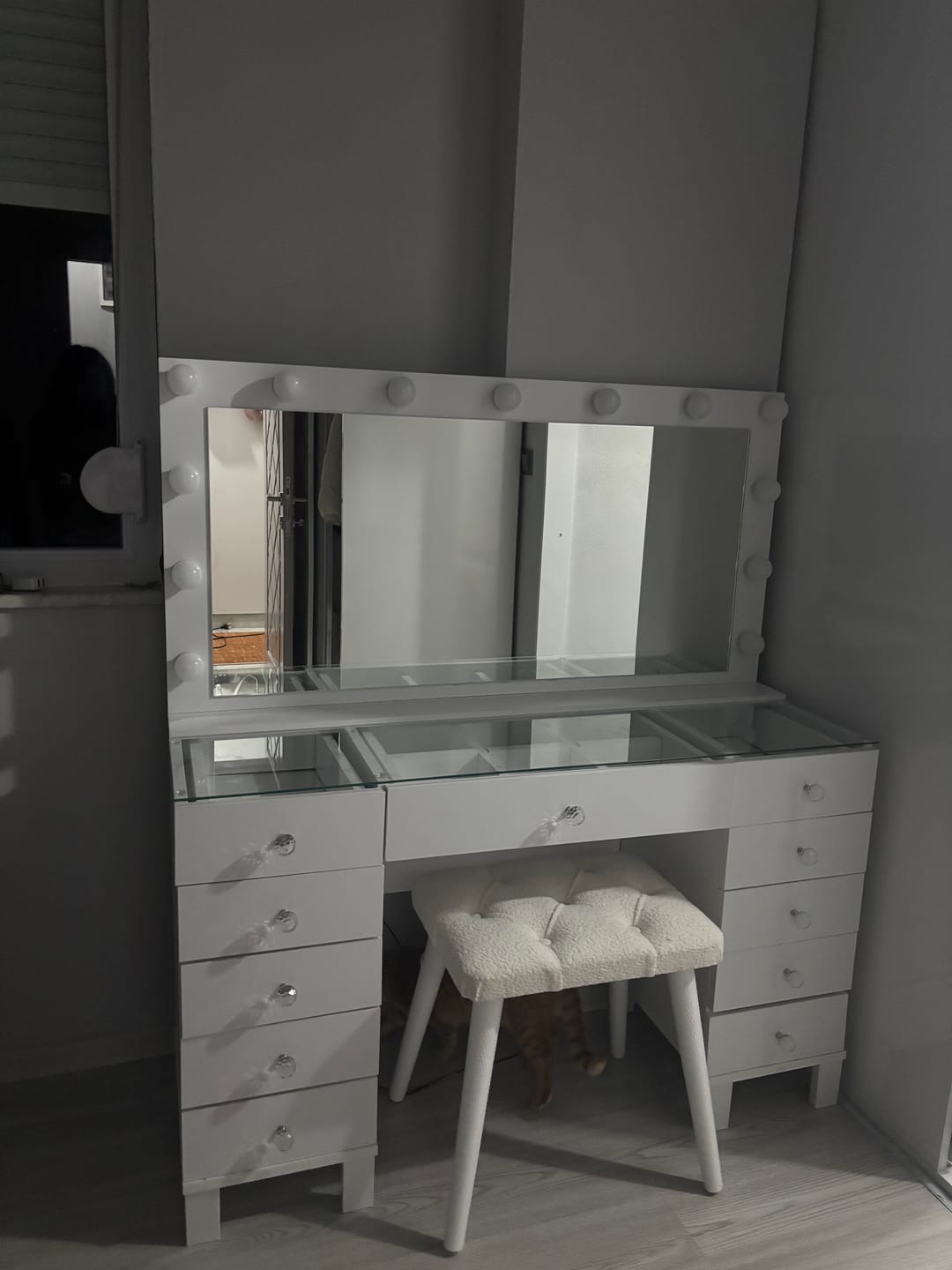 Customer photo review of Rani BJ163 Hollywood Işıklı Aynalı Kulis Makyaj Masası Cam Tablalı 11 Çekmeceli Takı Düzenleyici Puf Takım Beyaz