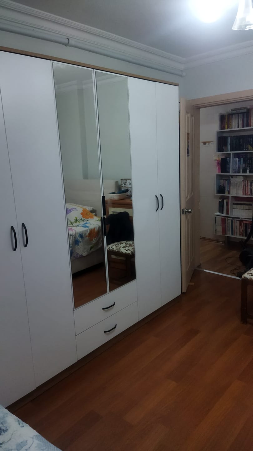 Customer photo review of Rani BA130 Geniş Gardırop Elbise Dolabı Aynalı Kapaklı 2 Çekmeceli 5 Raflı 3 Askılı Sepet Ceviz - Beyaz