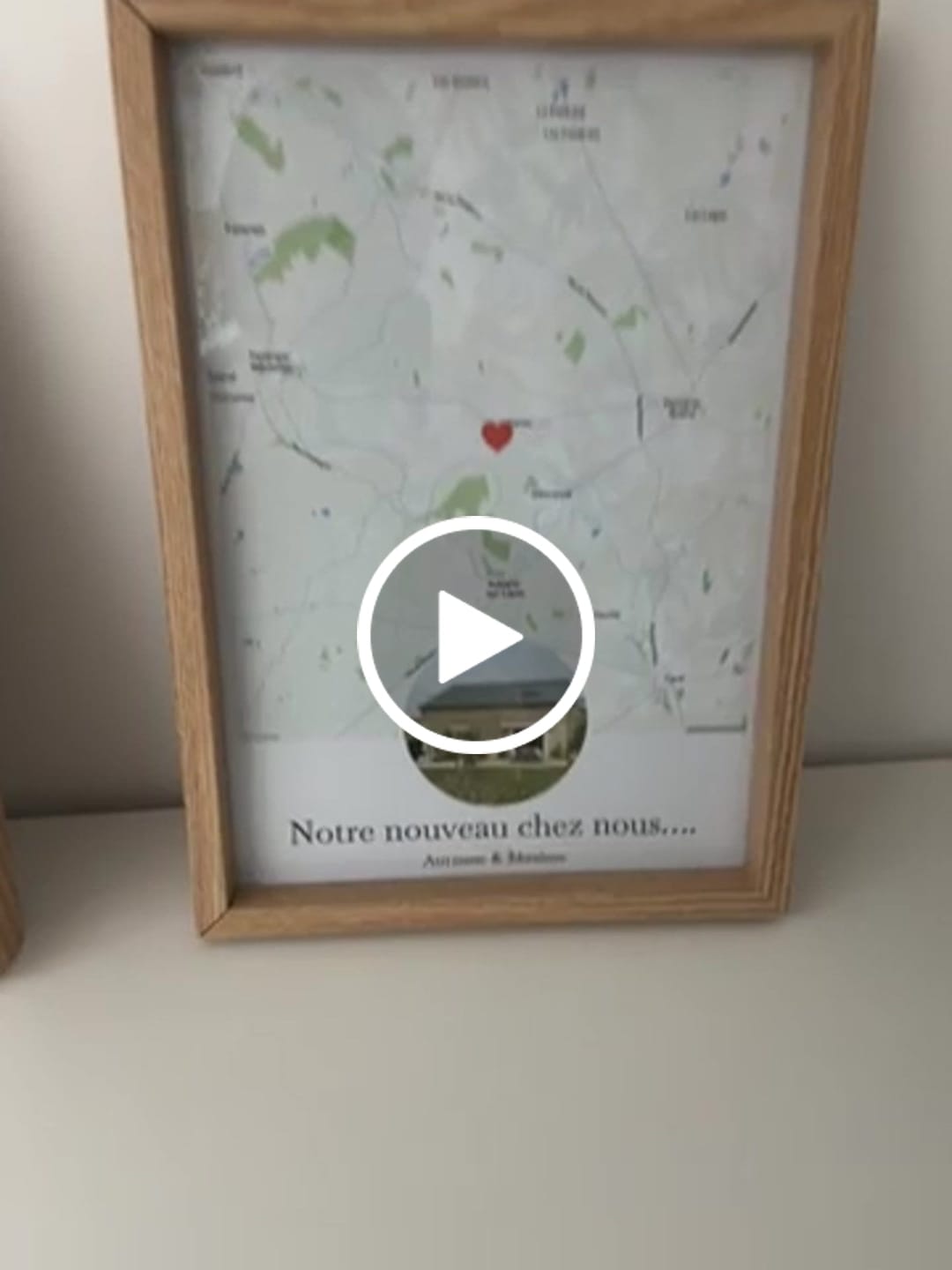 Customer video review of Affiche Personnalisée Couple La où tout a commencé – Amour & Lieu De Rencontre