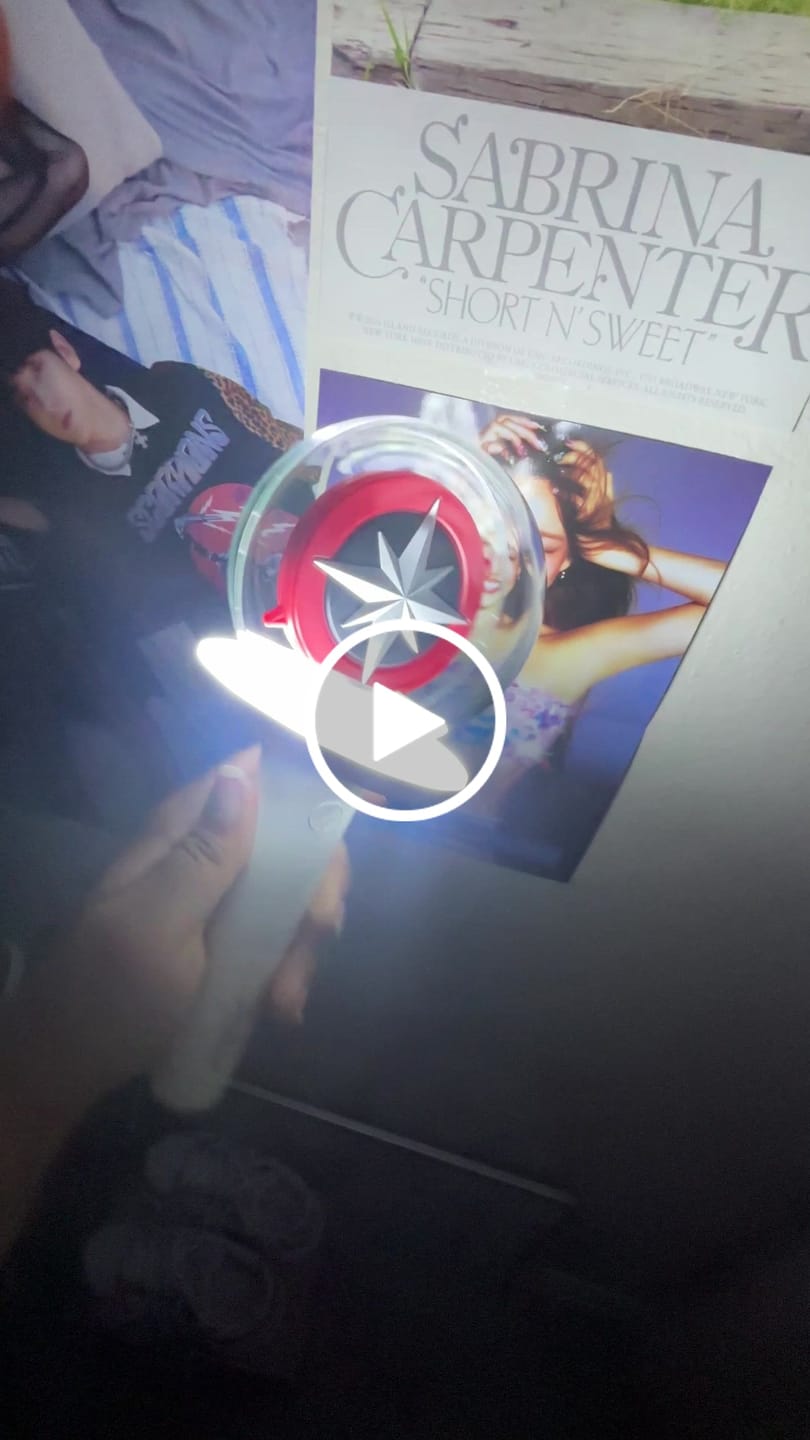Customer video review of STRAY KIDS - OFFICIAL LIGHT STICK VER.2