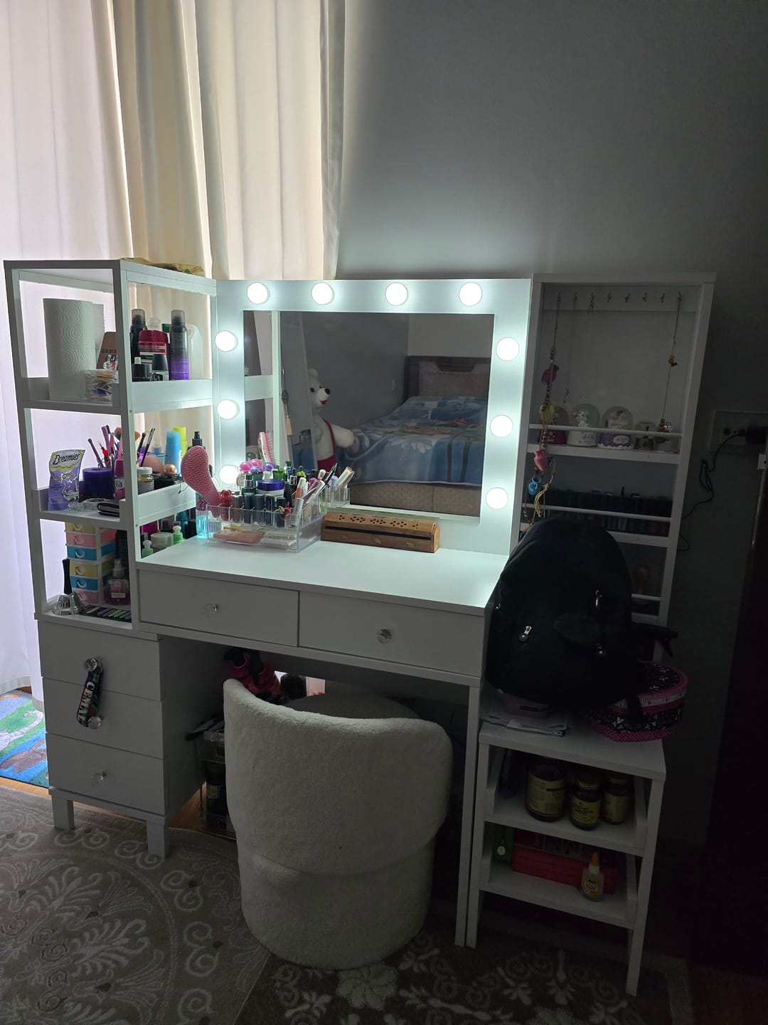 Customer photo review of Rani BJ154 Hollywood Işıklı Aynalı Kulis Makyaj Masası 5 Çekmeceli Açık Raflı Takı Düzenleyici Beyaz