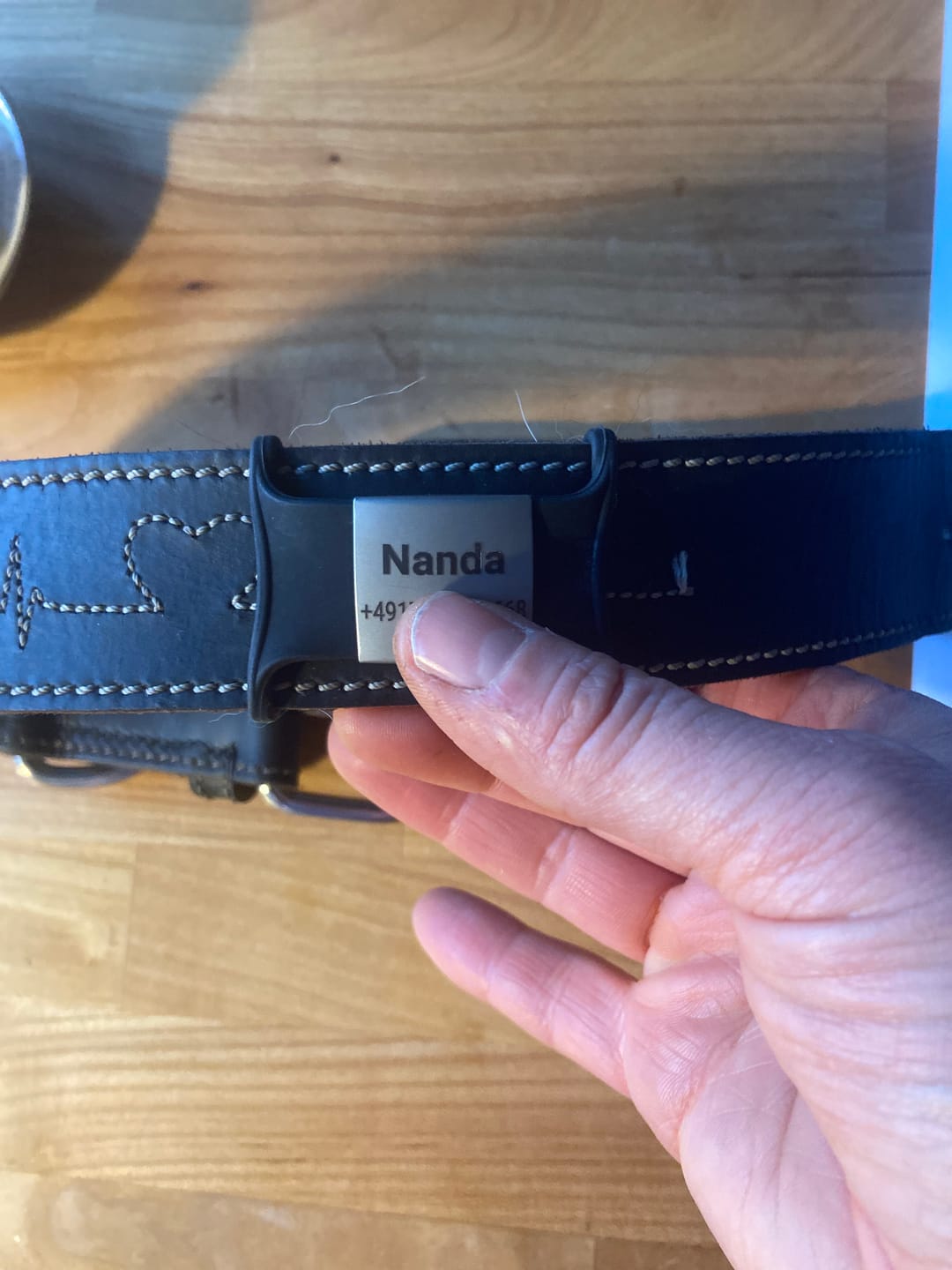 Customer photo review of Klapperfreie Hundemarke Silikonslider mit Edelstahl-Schild für Halsbänder inkl. GRATIS Gravur