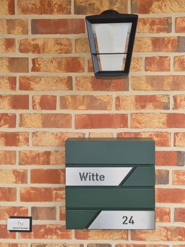 Customer photo review of AlbersDesign Briefkasten B1 in WUNSCHFARBE personalisiert mit Edelstahl-Schildern