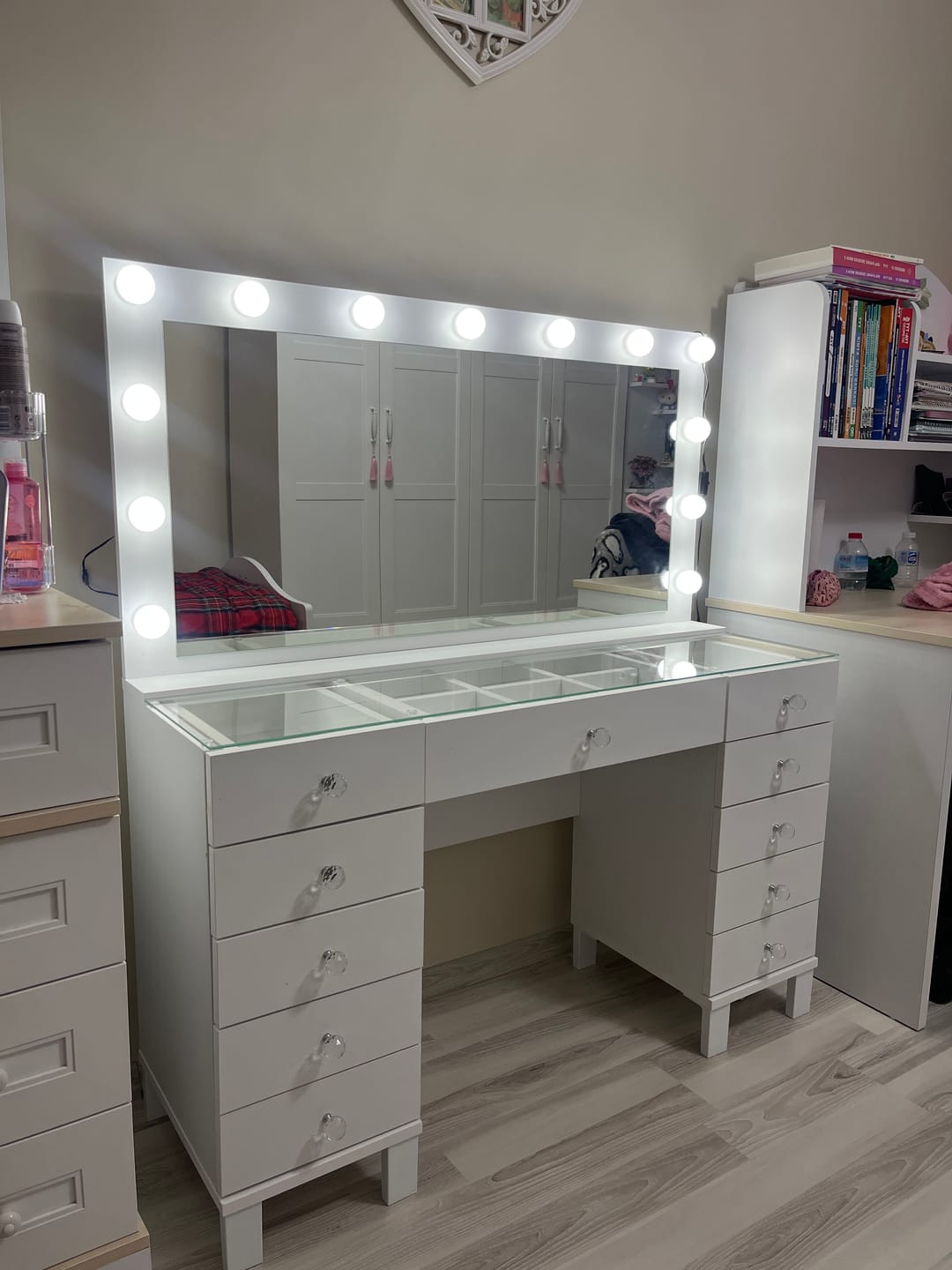 Customer photo review of Rani BJ137 Hollywood Işıklı Aynalı Kulis Makyaj Masası Cam Tablalı 11 Çekmeceli Takı Düzenleyici Beyaz