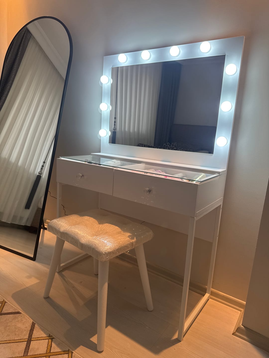 Customer photo review of Rani BJ164 Hollywood Işıklı Aynalı Kulis Makyaj Masası Cam Tablalı 2 Çekmeceli Takı Düzenleyici Puf Takım Beyaz