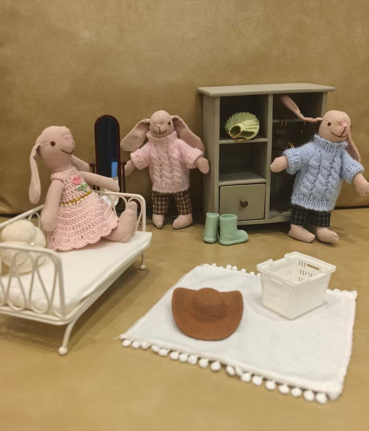 Customer photo review of The Lost Hat in the Dressing Room – Dollhouse Gift Box Set