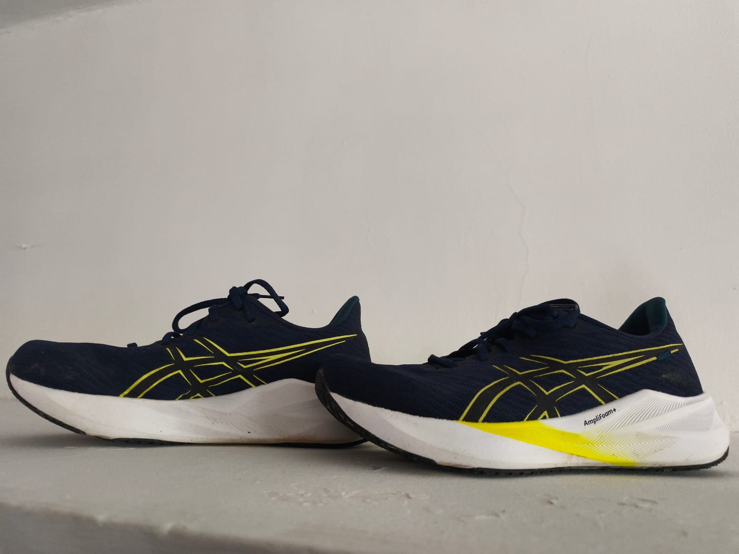 Customer photo review of Asics Versablast  4 Hombre Midnight Citron