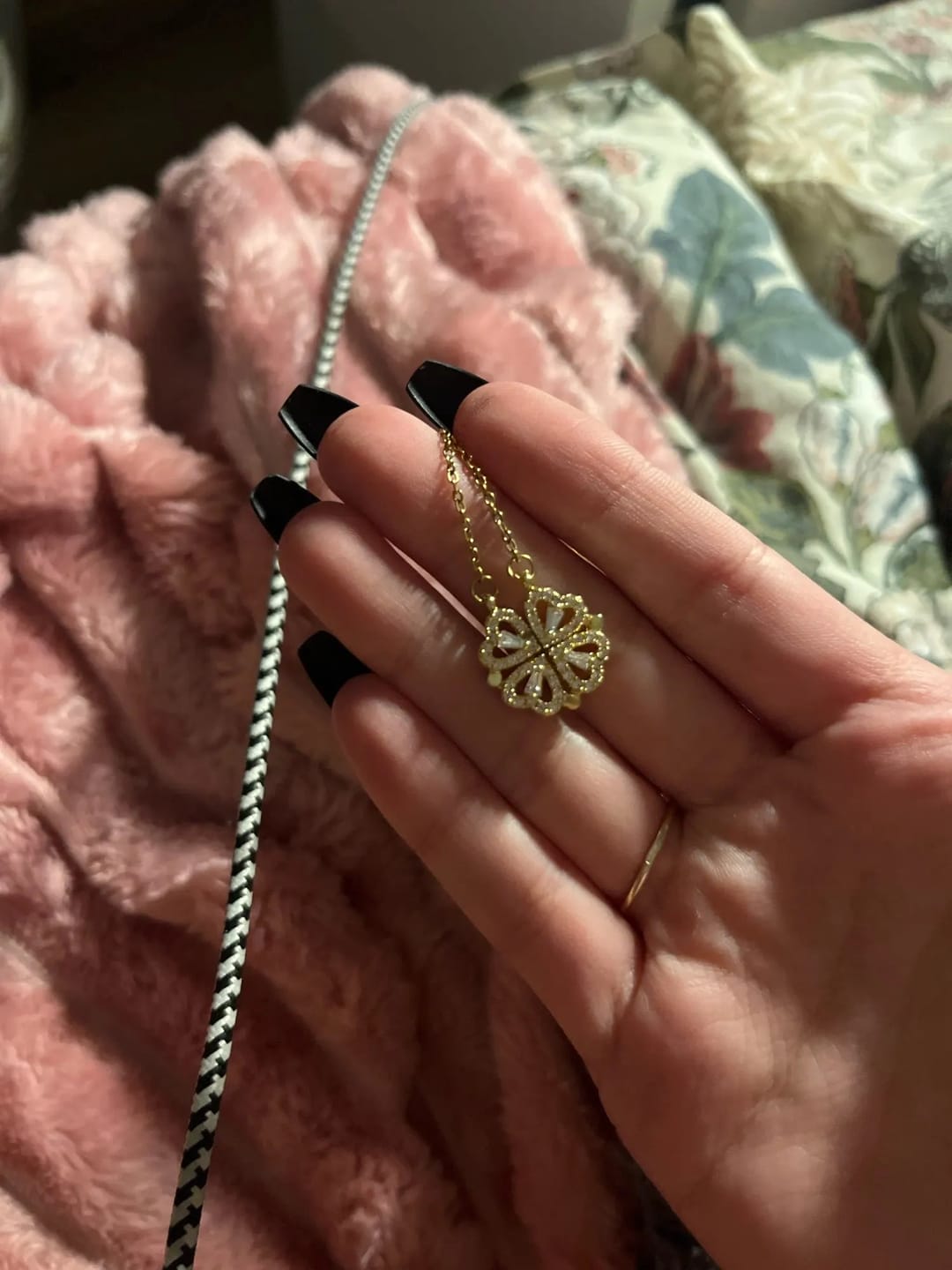 Customer photo review of クローバーハートネックレス | 愛と幸運を纏う