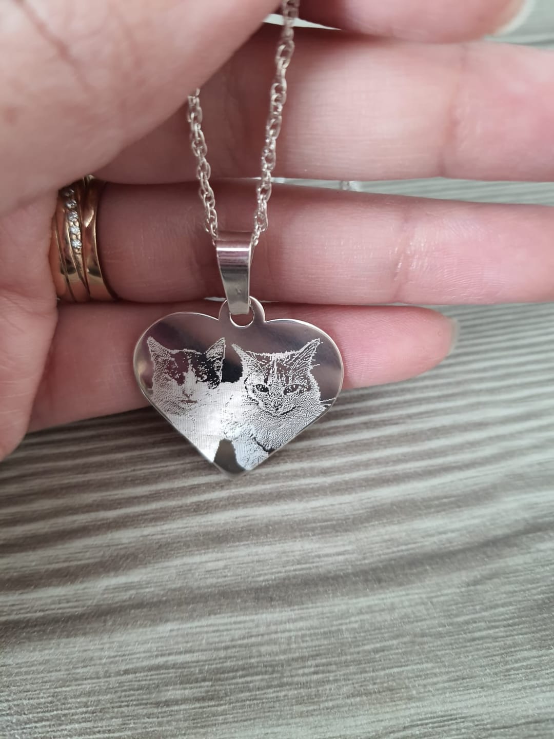 Customer photo review of Fotograbado Placa corazón con cadena para mujer 1 a 3 rostros
