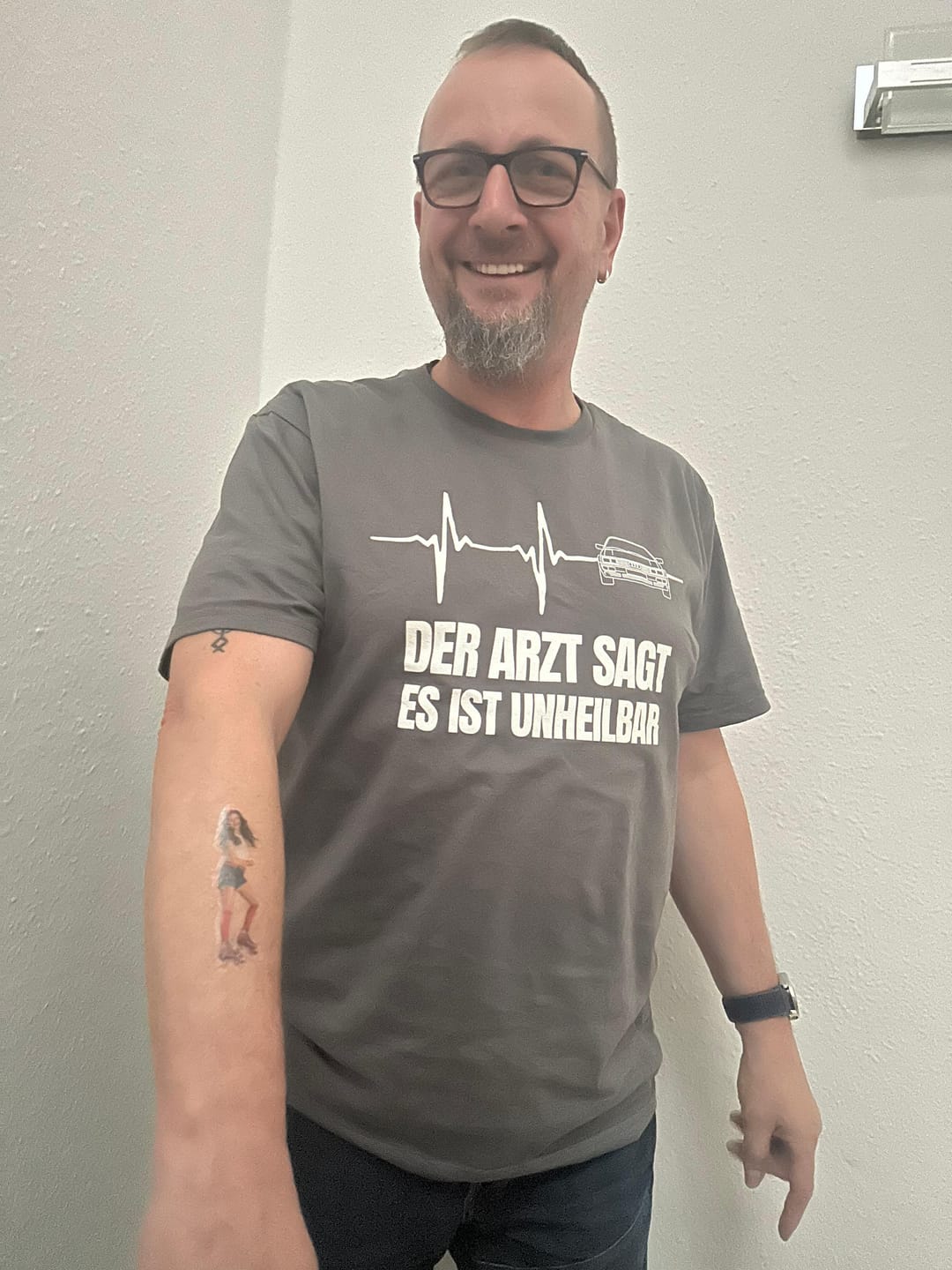 Customer photo review of Unheilbar Arzt AUDI individuelles T-Shirt