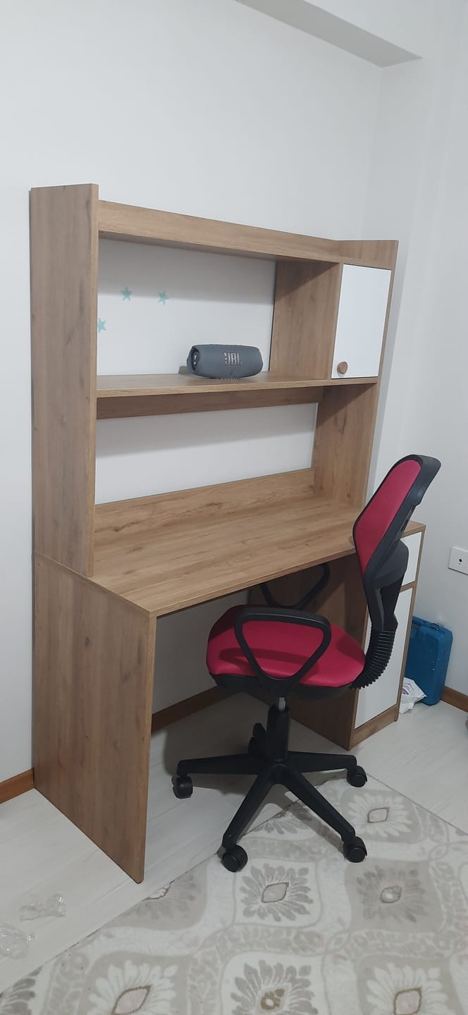 Customer photo review of Rani HA127 Kitaplıklı Raflı 2 Kapaklı 1 Çekmeceli Çalışma Ofis Bilgisayar Masası Sepet Ceviz - Beyaz