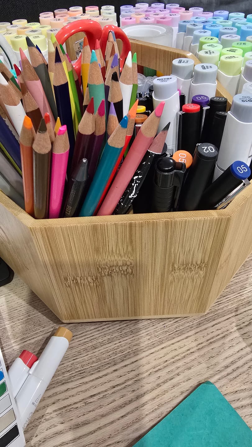Customer photo review of Ohuhu 360° Bamboo Rotating Marker Organizer