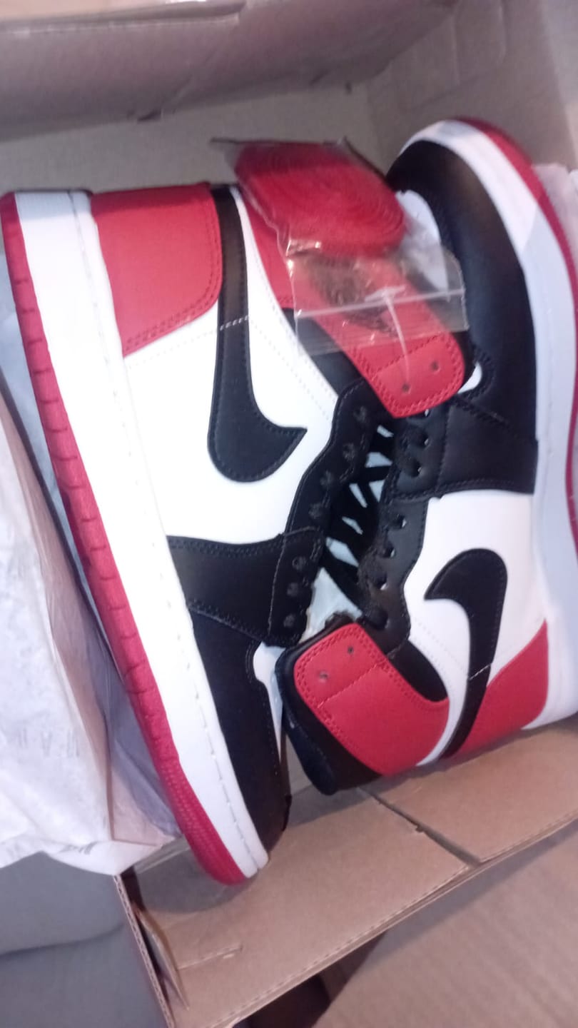Customer photo review of Tenis Retro 1 Chicago Black