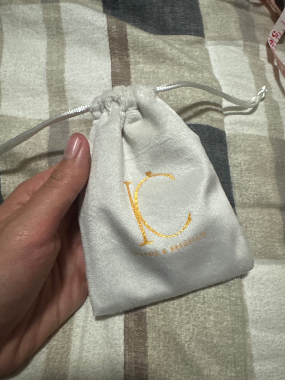 Customer photo review of Bolsa de Terciopelo