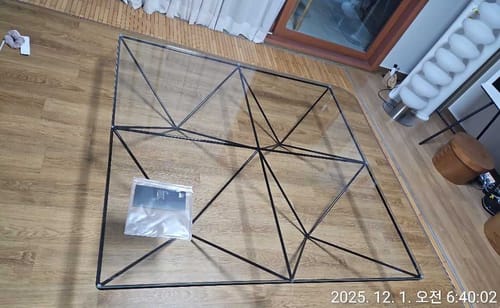 Customer-installed Alanda ’18 coffee table in a living space.
