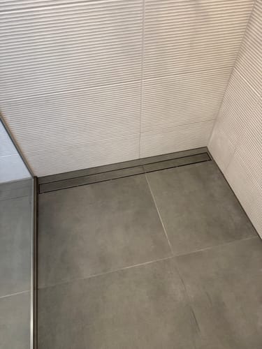 Customer photo review of SONNI Duschrinne 110 cm Ablauf 360° Drehbar Duschrinne Extra Flach mit Geruchsstop und Haarsieb 2 in 1 Edelstahl Ablaufrinne Dusche befliesbar