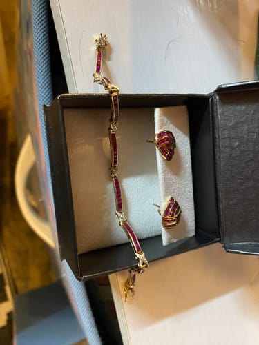 Customer photo review of Vintage 14k Yellow Gold 1cttw Ruby Pretty Channel-Set Knot Ring 6.50