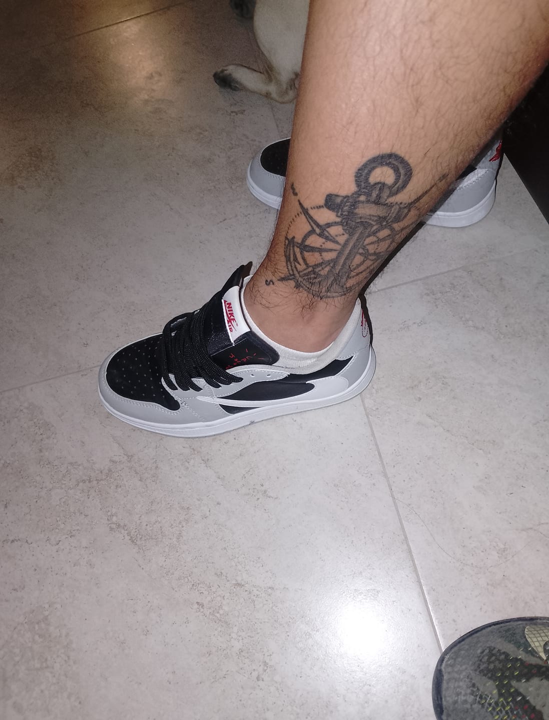 Customer photo review of Tenis Travis Low Concreto Negro