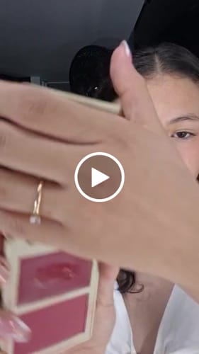 Customer video review of RUBOR EN DÚO ALLURE CREMA Y POLVO COMPACTO