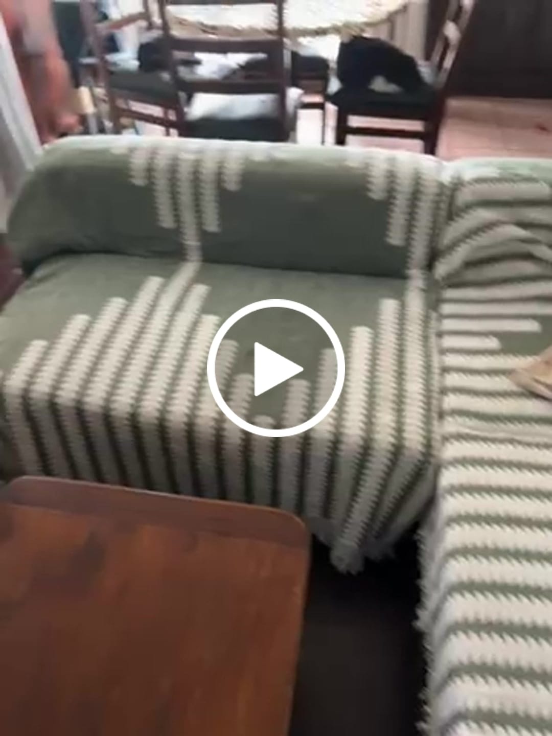 Customer video review of Manta Cubre Sofa de Chenilla Reversible