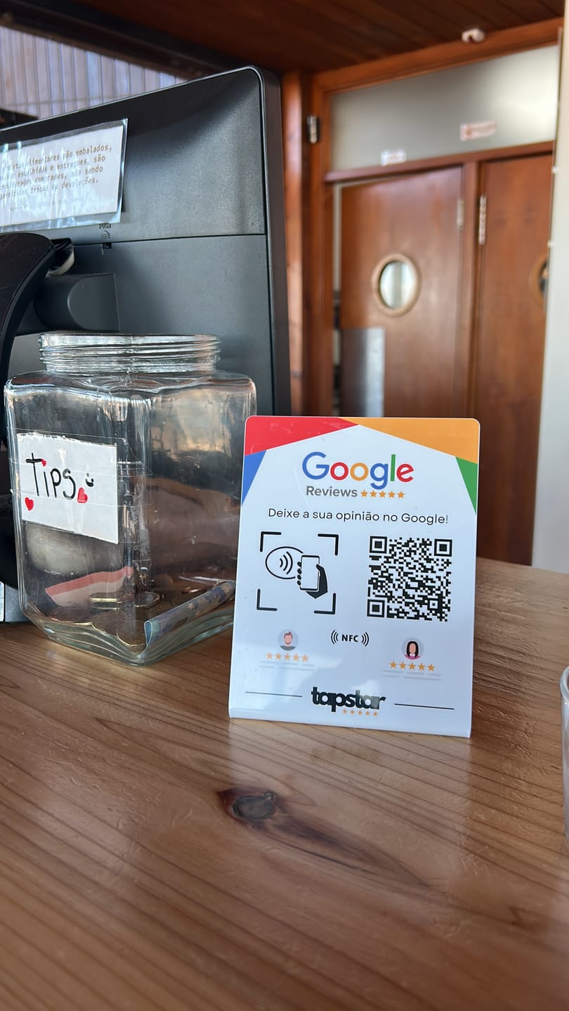 Customer photo review of Expositor de Avaliações Google com NFC e QR