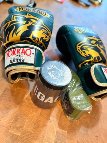 Customer photo review of YOKKAO | ORIGINAL BOXING GLOVES GOLDS - GREEN