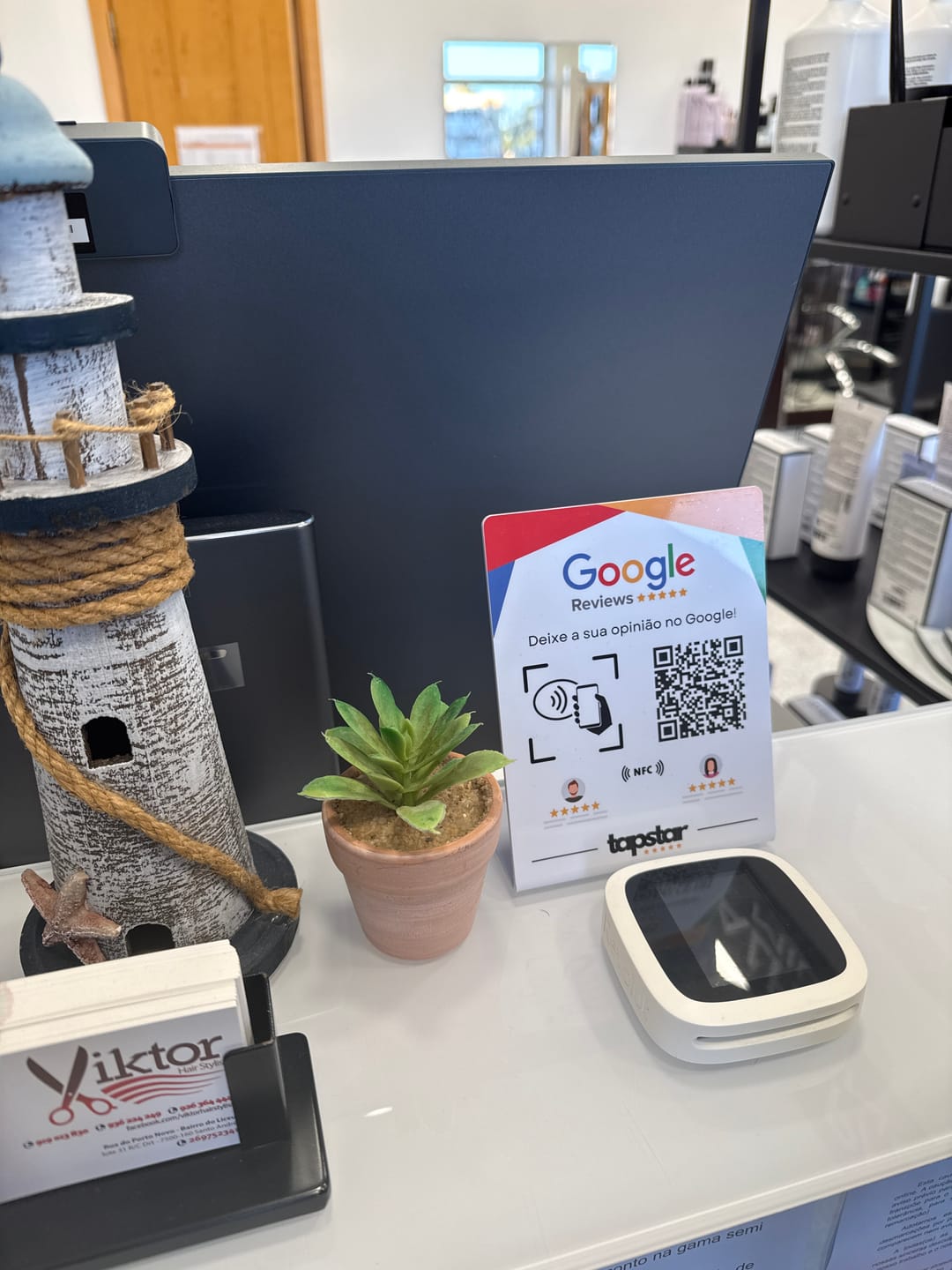 Customer photo review of Expositor de Avaliações Google com NFC e QR
