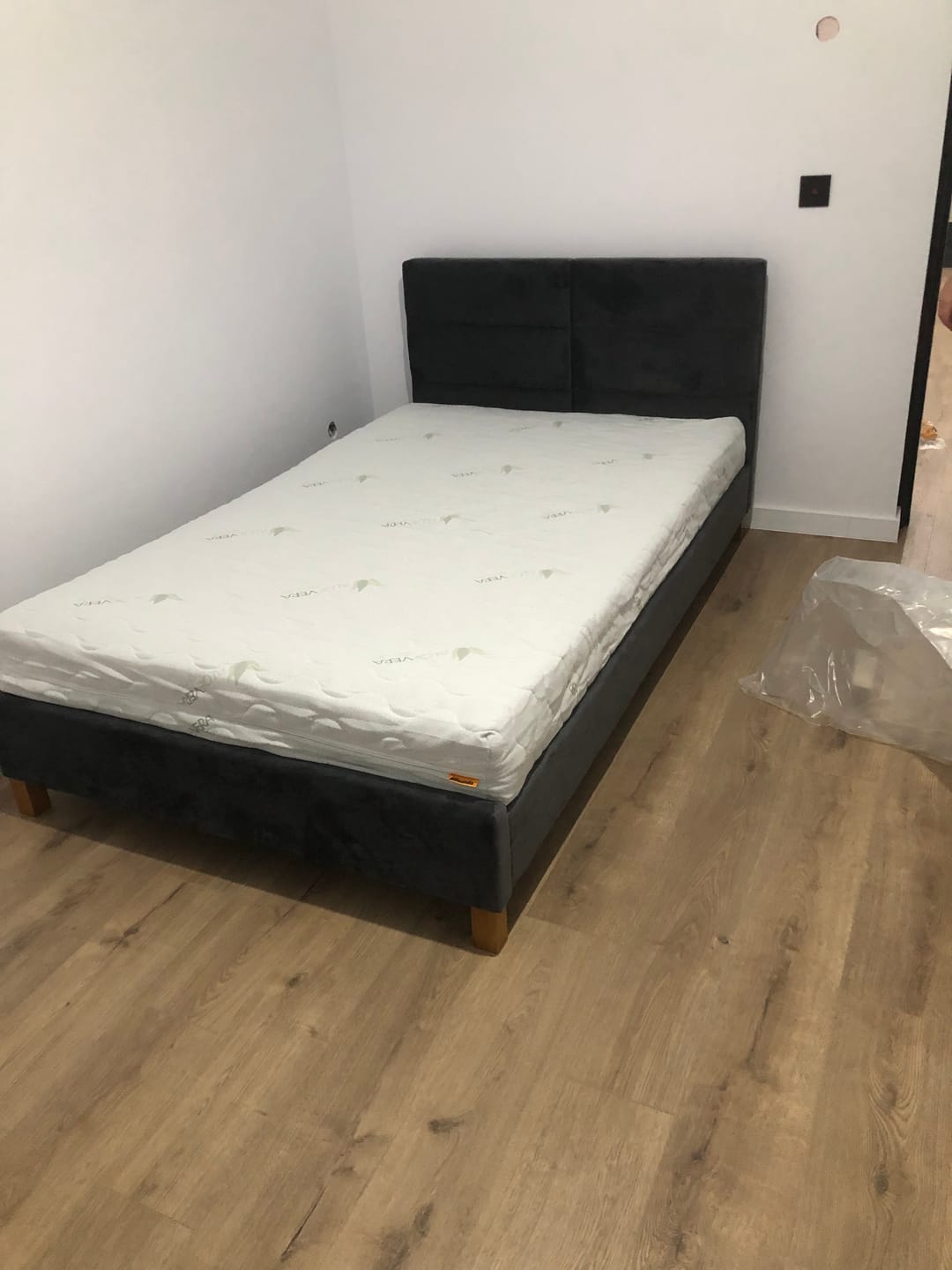 Customer photo review of Pat SIERRA 120x200, stofa catifelata gri - Tap. 150, somiera inclusa