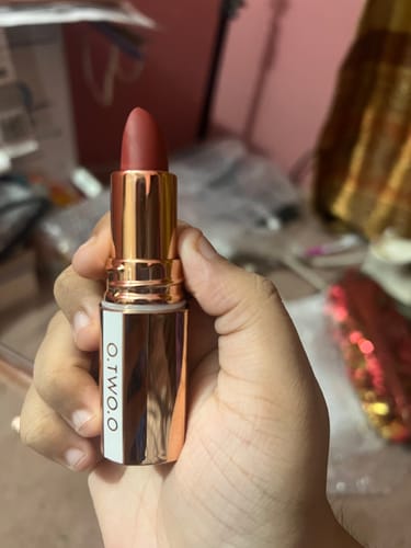 Customer photo review of O.TWO.O MISTY KISS LOCK COLOUR MATTE LIPSTICK