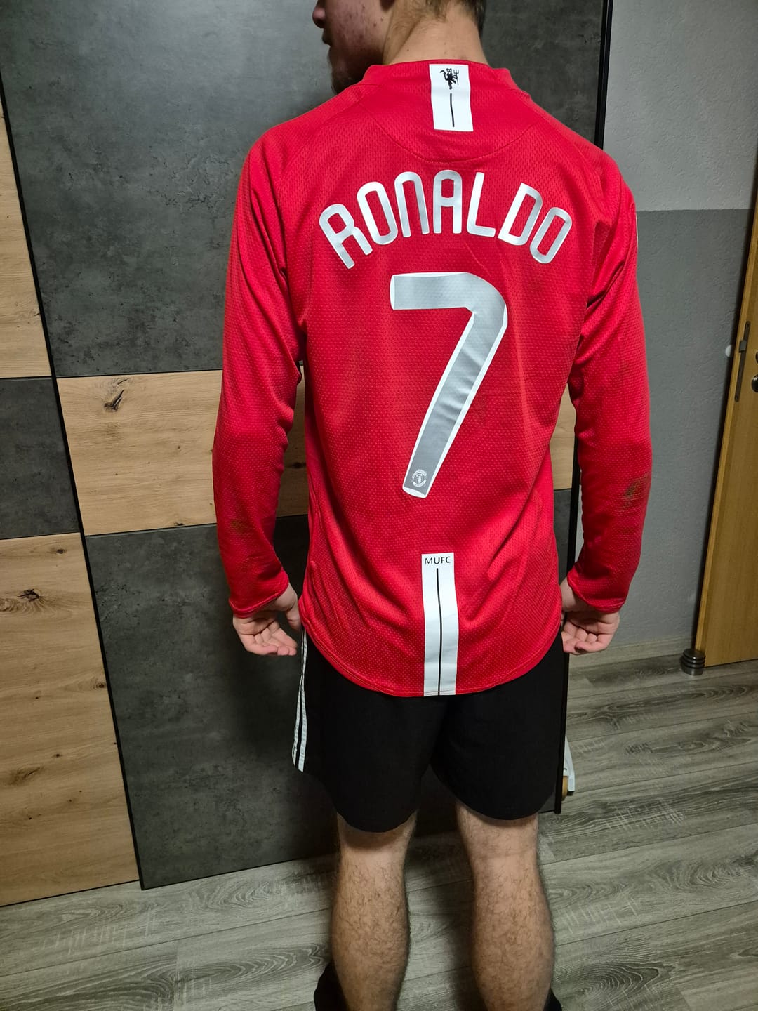 Customer photo review of Cristiano Ronaldo Manchester United 2008 Champions Leage Final Moscow Retro Long Sleeve Jersey