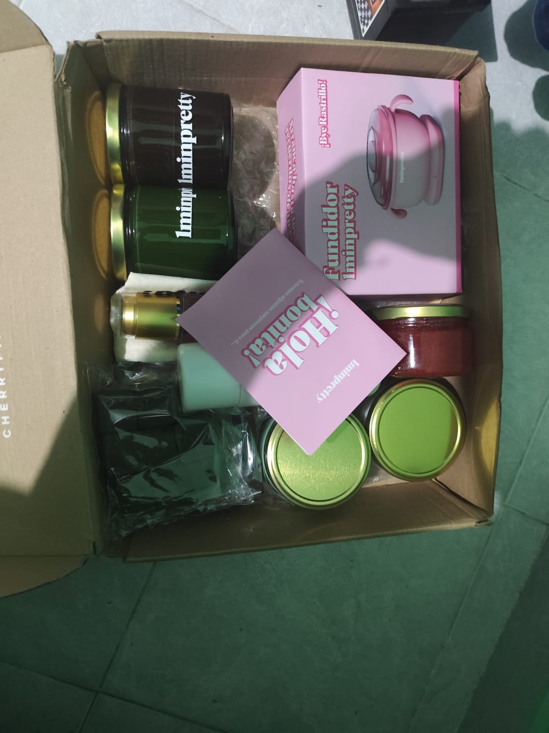 Customer photo review of Kit 1minpretty: 2 tarros de cera + fundidor + refill + exfoliante + crema pepino + agua rosas + talco para depilar con envío gratis mx