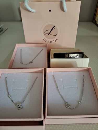 Customer photo review of Collanina fine con castoncino e iniziale in zirconi