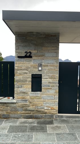 Customer photo review of Numero civico sagomato modello Line 01 Alluminio