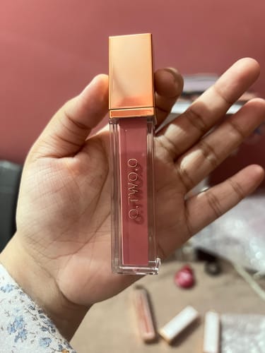 Customer photo review of O.TWO.O HIGH ENERGY HEAVY MIST MATTE LIP GLAZE