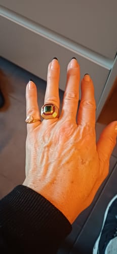 Customer wearing the sleek Pia Ring on their pinky finger next to another, larger ring.