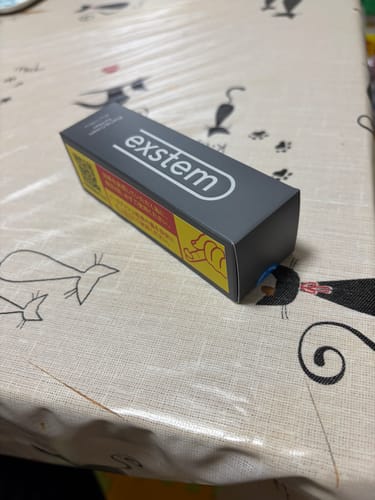 レビュー投稿者の、テーブルに置かれたexstemの箱。