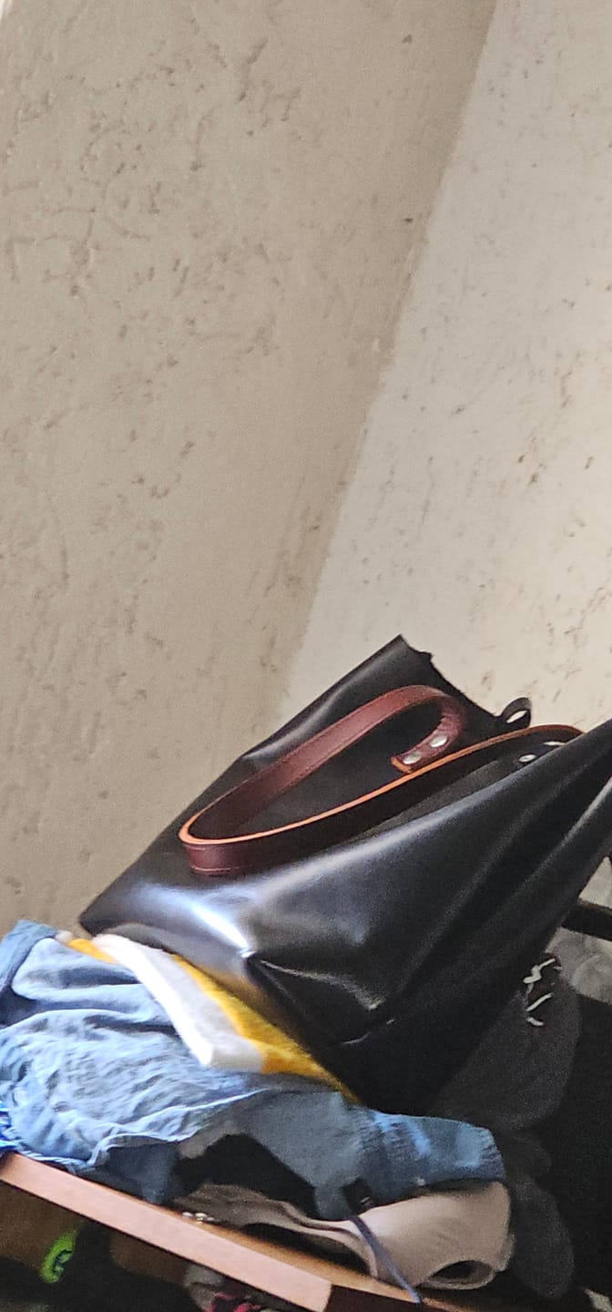 Customer photo review of Bolso Tote Cuero Praga Plus+ Pull negro Doble Vista + cosmetiquera Gratis!!