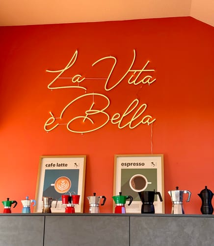 Customer photo review of LED-Neon Schriftzug La Vita è Bella