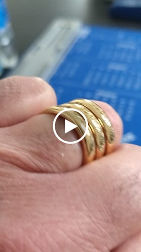 Customer video review of Anello a Tre Fasce con Nomi Incisi